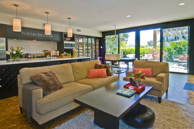 This is an example of a mid-sized modern home design in Los Angeles.