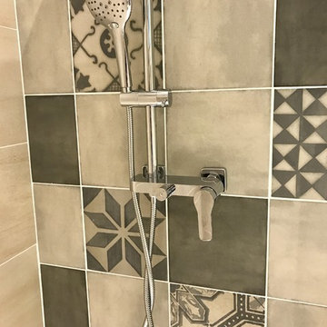 Salle de bains imitation carreaux de ciment mixés avec 30x60