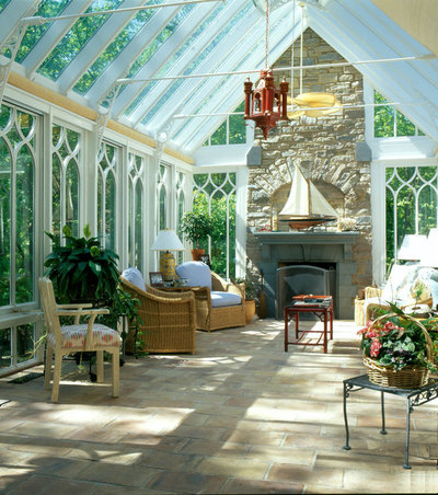 Классический Гостиная by Town and Country Conservatories