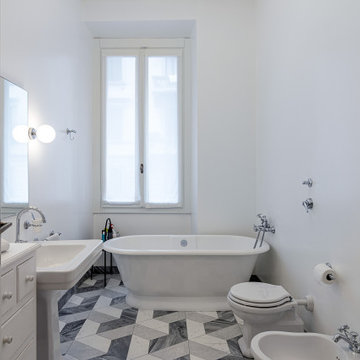 Foto di un classico e ampio appartamento ristrutturato con cura a Milano