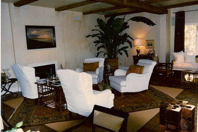 Example of a classic living room design in Los Angeles