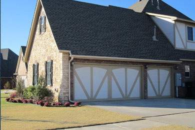 Mid-sized farmhouse attached three-car garage photo in Oklahoma City