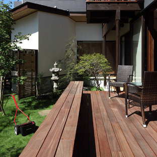 東京都下のコンテンポラリースタイルのおしゃれな横庭のデッキ (日よけなし) の写真