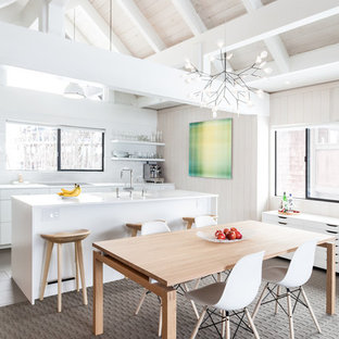 サクラメントの北欧風 LDKの画像 (ベージュの壁、カーペット敷き、暖炉なし、グレーの床)