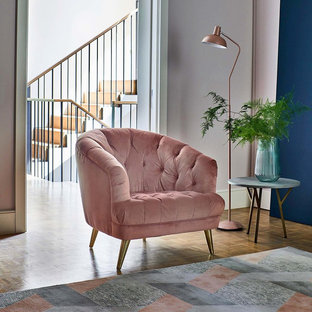 Foto di un piccolo soggiorno minimalista chiuso con pareti rosa, parquet chiaro e pavimento marrone