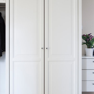 Weiße Garderobe
