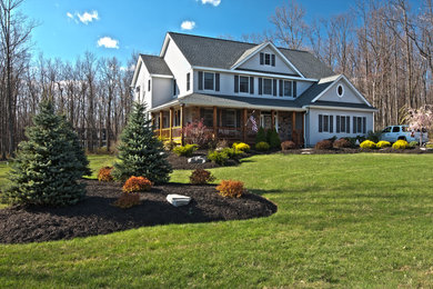 Inspiration for a mid-sized traditional front yard landscaping in Philadelphia.