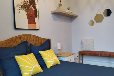 Imagen de habitación de invitados mediterránea de tamaño medio sin chimenea con paredes grises, suelo de baldosas de terracota y suelo rojo