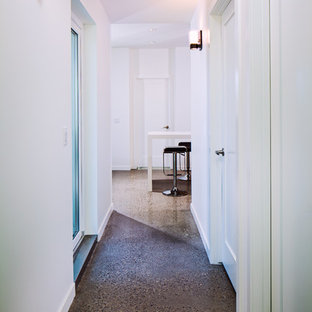 Foto på en liten vintage hall, med vita väggar och klinkergolv i keramik