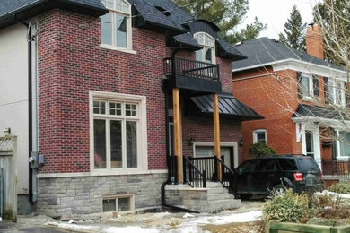 Mittelgroßes, Zweistöckiges Haus mit Putzfassade in Toronto