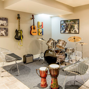 Modelo de sótano en el subsuelo contemporáneo, sin chimenea, con paredes beige, suelo de travertino y suelo beige