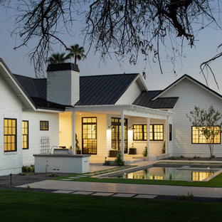 Mittelgroßes Landhaus Sportbecken hinter dem Haus in rechteckiger Form in Phoenix