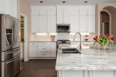 Inspiration for a modern u-shaped eat-in kitchen remodel in Tampa with an island