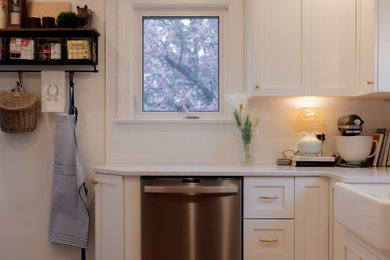 Kitchen - country kitchen idea in Louisville