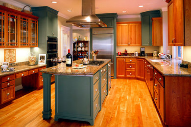 Kitchen - traditional kitchen idea in Seattle