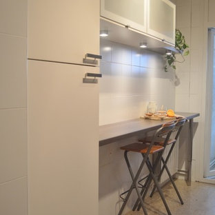 Exempel på ett litet modernt linjärt skafferi, med släta luckor, vita skåp, laminatbänkskiva, vitt stänkskydd, stänkskydd i keramik och terrazzogolv