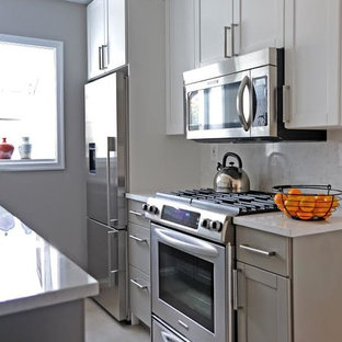 Idées déco pour une petite arrière-cuisine parallèle contemporaine avec un évier encastré, un placard à porte shaker, des portes de placard grises, un plan de travail en quartz, une crédence blanche, une crédence en dalle de pierre, un électroménager en acier inoxydable, un sol en carrelage de céramique et aucun îlot.