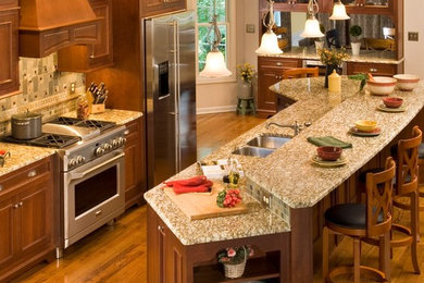 Example of a classic kitchen design in Boston