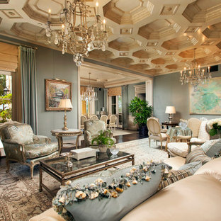 Ejemplo de salón para visitas mediterráneo con paredes azules y suelo de madera en tonos medios