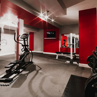 他の地域の中サイズのコンテンポラリースタイルのおしゃれなトレーニングルーム (赤い壁) の写真