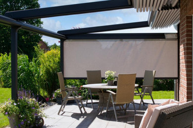 Foto de terraza planta baja contemporánea de tamaño medio en patio lateral con privacidad y pérgola