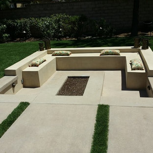 Inspiration pour un grand jardin à la française arrière minimaliste l'été avec une exposition ensoleillée, des pavés en béton et un foyer extérieur.