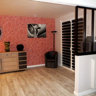 ブレストの巨大なインダストリアルスタイルのLDKの画像 (グレーの壁、クッションフロア、暖炉なし、白い床)