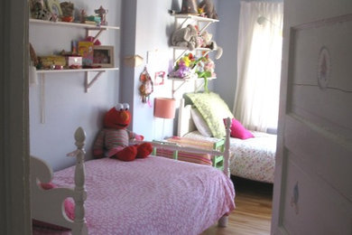 Example of an eclectic kids' room design in Montreal