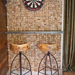 サンディエゴの小さいコンテンポラリースタイルのおしゃれなホームバー (ライムストーンの床、茶色い床) の写真