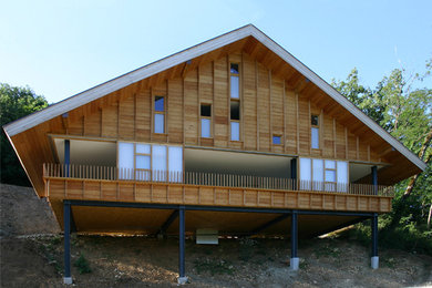 Aménagement d'une façade de maison montagne.