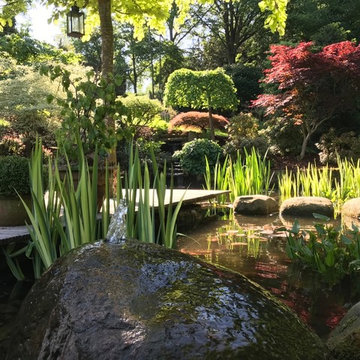 Gartenteichanlage mit Kaskadenwasserfall und Stegterrasse