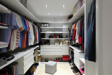 Photo of a mid-sized modern storage and wardrobe in Alicante-Costa Blanca with ceramic floors and beige floor.