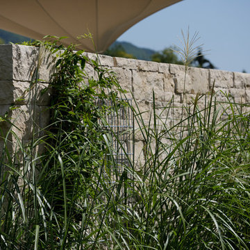 Großzügige Terrasse mit stilvollem Sonnenschutz