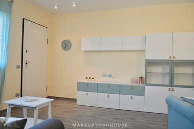 Idee per un soggiorno minimalista chiuso con pareti gialle, pavimento in gres porcellanato e pavimento grigio