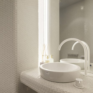 Beige Gästetoilette & Gäste-WC mit gefliestem Waschtisch: Ideen für