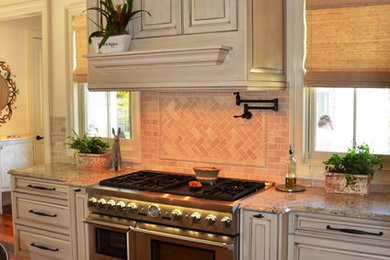 Kitchen - transitional kitchen idea in New Orleans