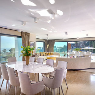 ニースの広いコンテンポラリースタイルのLDKの画像 (ベージュの壁、セラミックタイルの床、暖炉なし)