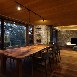 神戸のモダンスタイルのLDKの画像 (グレーの壁、無垢フローリング、茶色い床)