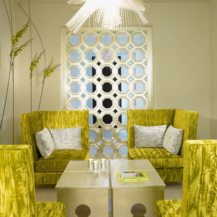 Ejemplo de salón mediterráneo, pequeño, con paredes beige