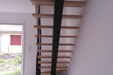 This is an example of a contemporary staircase in Bordeaux.
