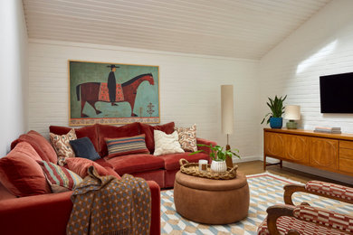 Photo of a midcentury games room in Berkshire.