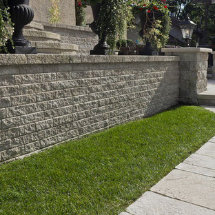 モントリオールの小さいコンテンポラリースタイルのおしゃれな裏庭のテラス (コンクリート敷き	) の写真