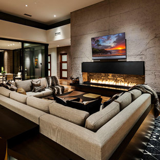 Großes, Offenes Mediterranes Wohnzimmer mit Wand-TV, buntem Boden und Gaskamin in Phoenix