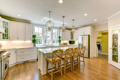 Kitchen - traditional kitchen idea in Raleigh