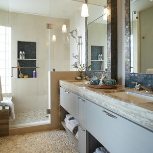 Maritime Badezimmer mit Kiesel-Bodenfliesen Ideen, Design & Bilder