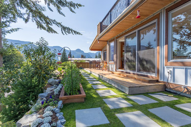 Transitional deck photo in Vancouver