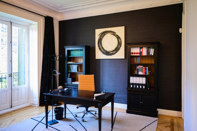 マドリードにあるトランジショナルスタイルのおしゃれなホームオフィス・書斎の写真