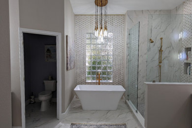 Imagen de cuarto de baño principal y doble grande con baldosas y/o azulejos beige, encimeras blancas, ducha esquinera, sanitario de dos piezas, paredes azules, suelo blanco, ducha abierta y cuarto de baño
