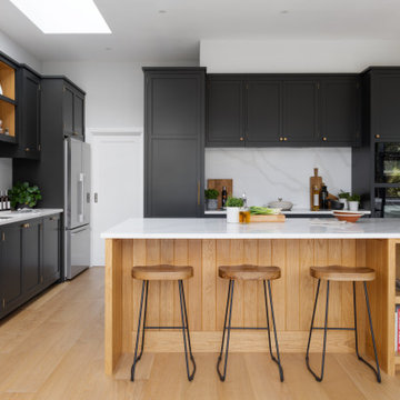 Hampton Shaker Kitchen with Sleek Dark Cabinets