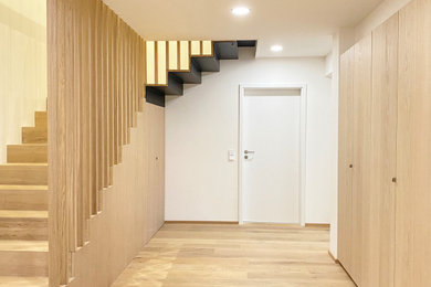 Geräumige Moderne Treppe mit Holz-Setzstufen und Holzwänden in München